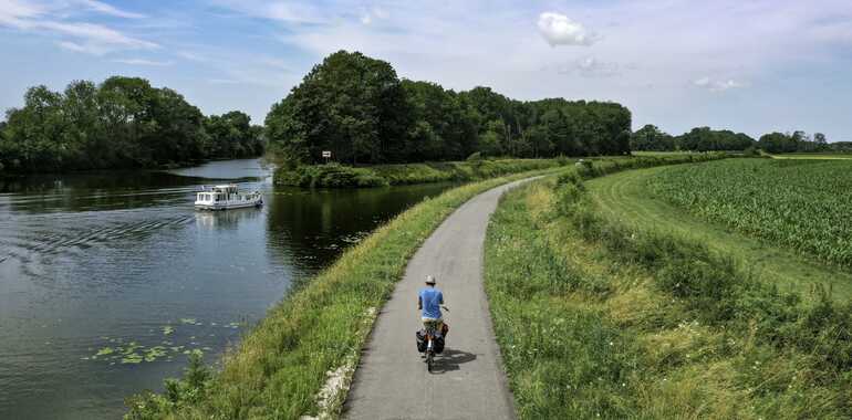 À vélo : la voie verte et la voie bleue (à 10 km)
